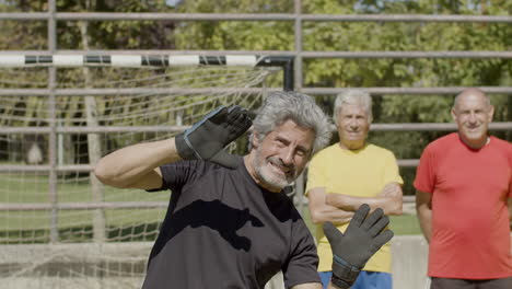 retrato de un portero senior posando para la cámara en el campo de fútbol