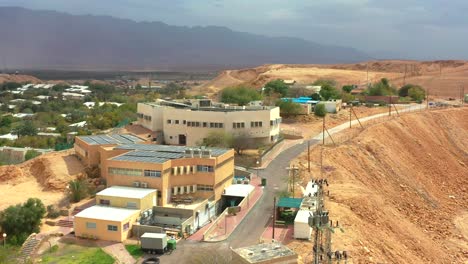 vista aérea alta del kibbutz yotvata, arava del sur, israel que muestra edificios modernos