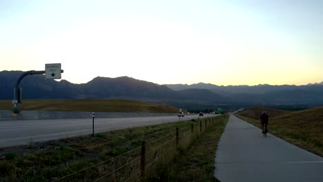 Autos-Y-Ciclistas-En-La-Autopista-Us36-En-Colorado