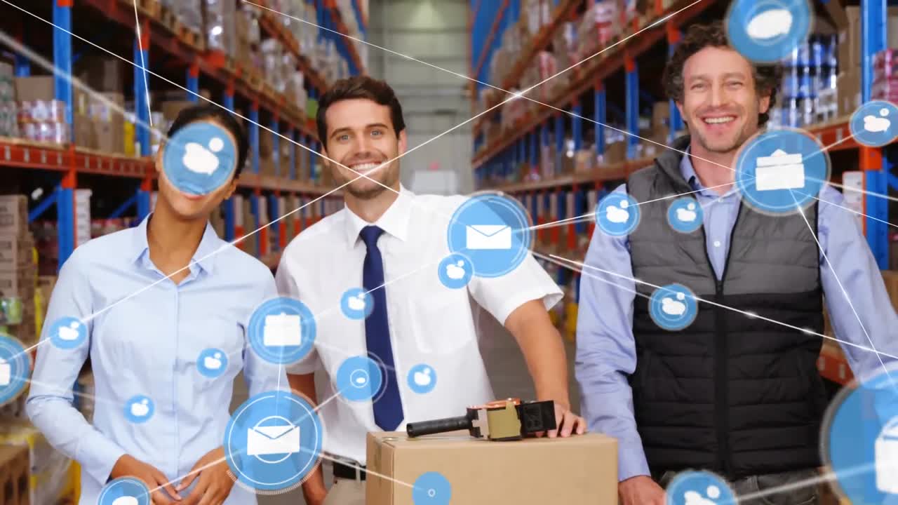 animación de la red de conexiones con iconos sobre diversos trabajadores sonriendo en el almacén