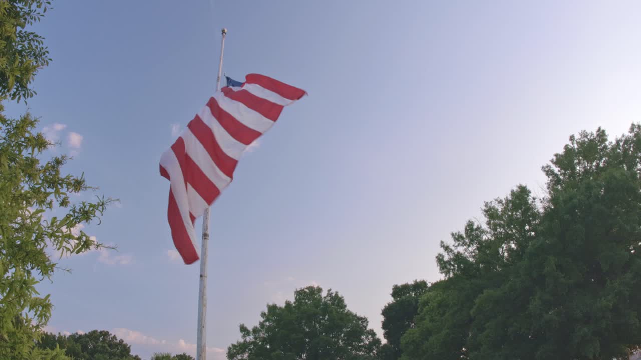 Bandiera americana sventolante al vento