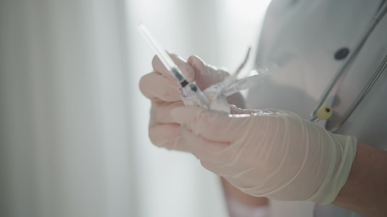 看護師が正確な測定を行います。慎重な看護師が毎日正確に測定します。患者の安全のため、献身的な医療専門家が明るい環境で医療機器を正確に校正します。