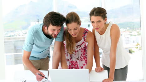 equipo de diseñadores teniendo una reunión