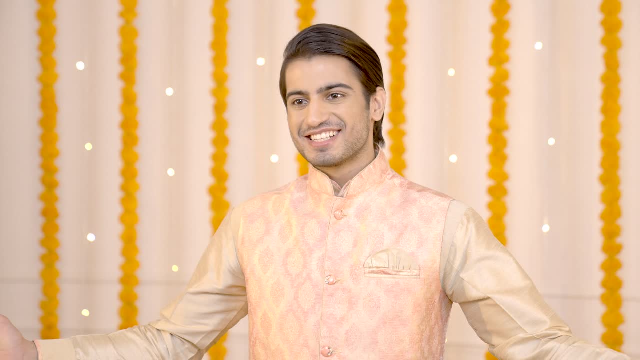 Uomo indiano che augura un felice Diwali in abito etnico