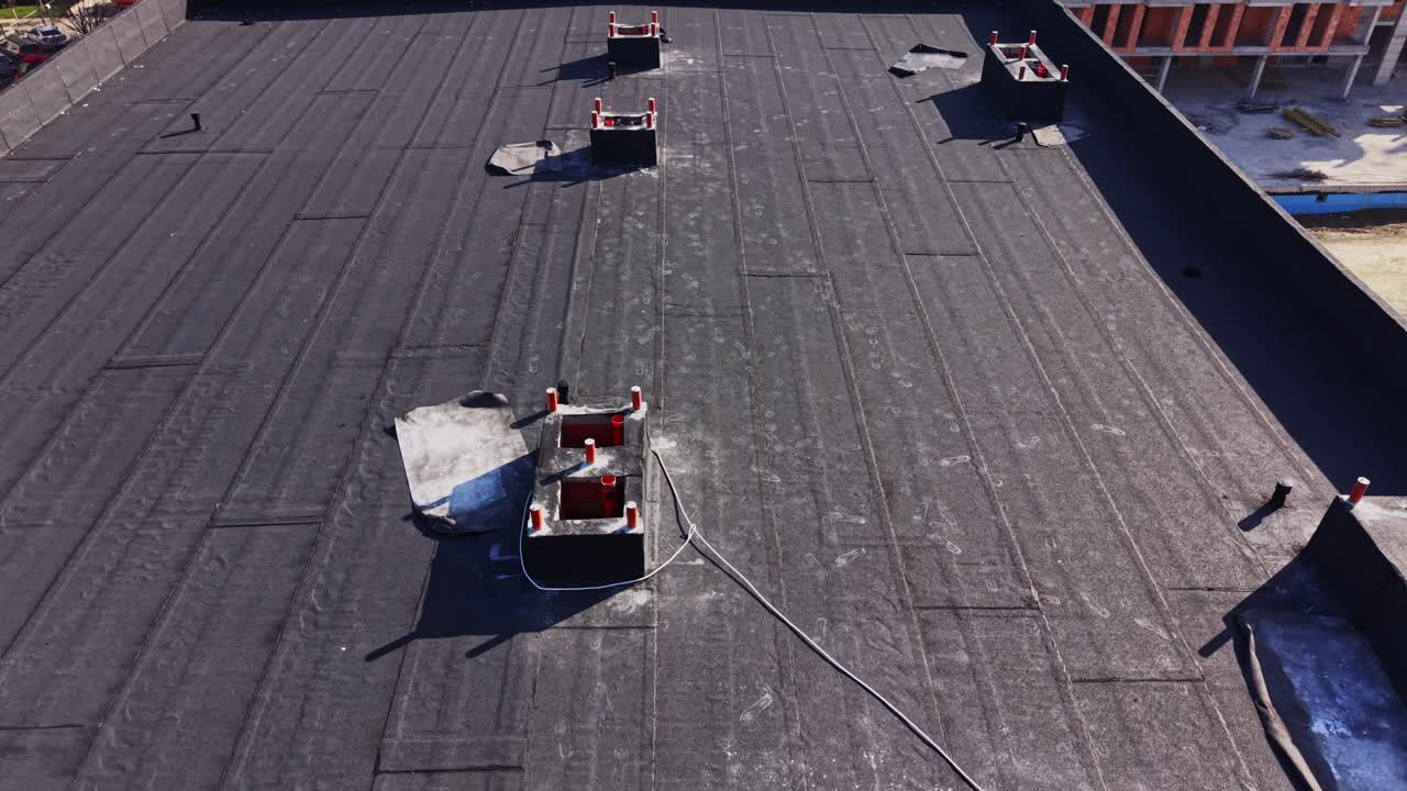 Vista da drone di un nuovo edificio con tetto piano e cantiere edile
