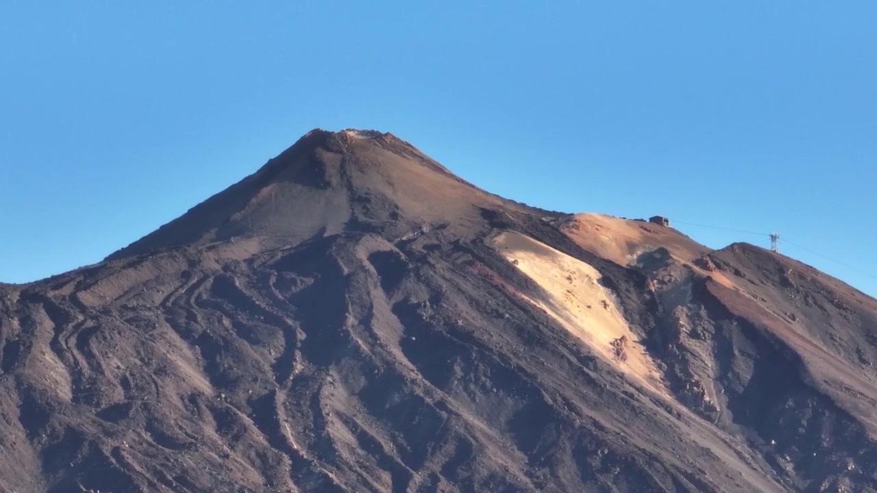 Filmato cinematografico con drone del Parco Nazionale del Teide, con paesaggi vulcanici, campi di lava, scenari montani aspri e viste aeree mozzafiato di Tenerife.