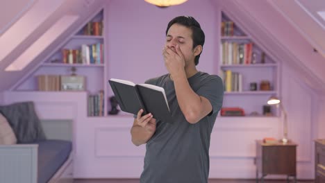 hombre indio cansado y perezoso leyendo un libro