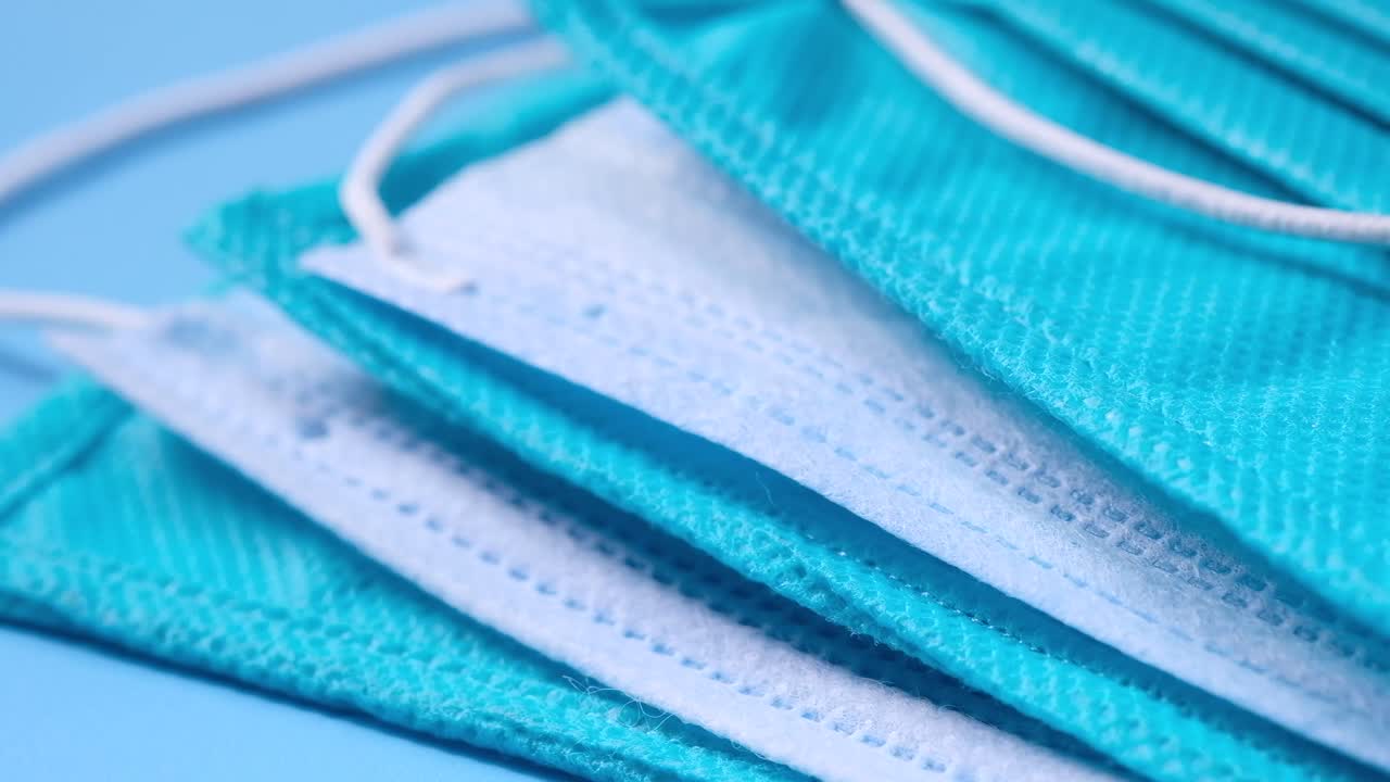 vista de cerca de las máscaras faciales azules apiladas