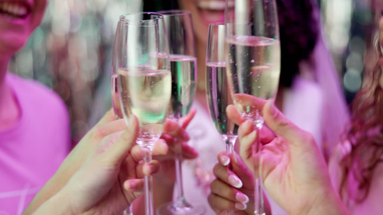 ¡salud a la futura novia y a la fiesta de soltera!