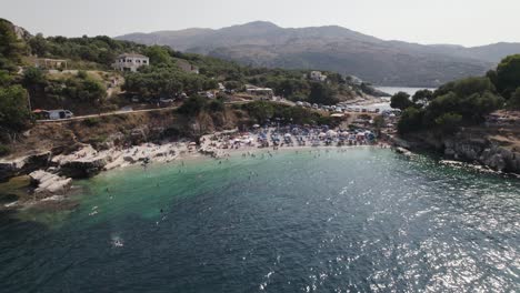 Menschen-Am-Strand,-Fischerdorf-Kassiopi,-Korfu,-Griechenland