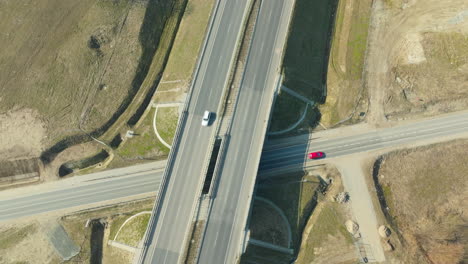 Luftaufnahme-Einer-Autobahnüberführung-Mit-Fahrenden-Autos