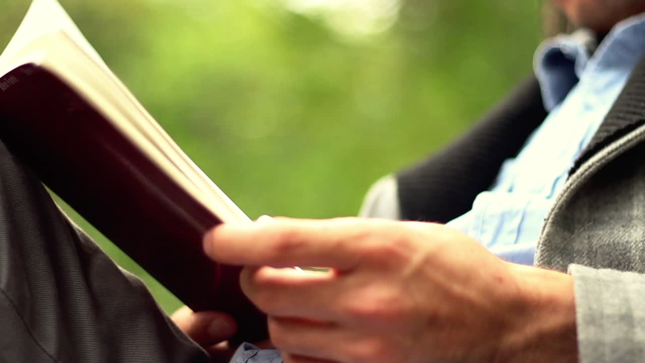 숲에서 책을 읽는 것