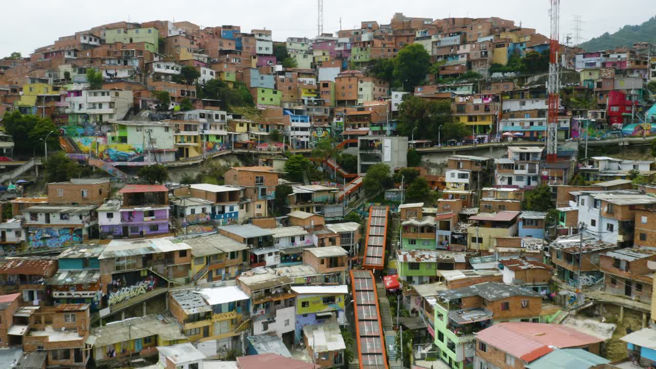 escaleras mecánicas en la comuna 13, medellín