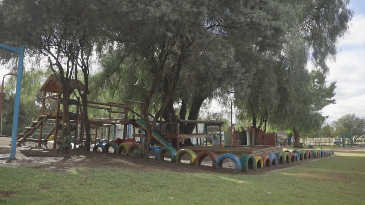 un patio de recreo al aire libre en el centro de la ciudad