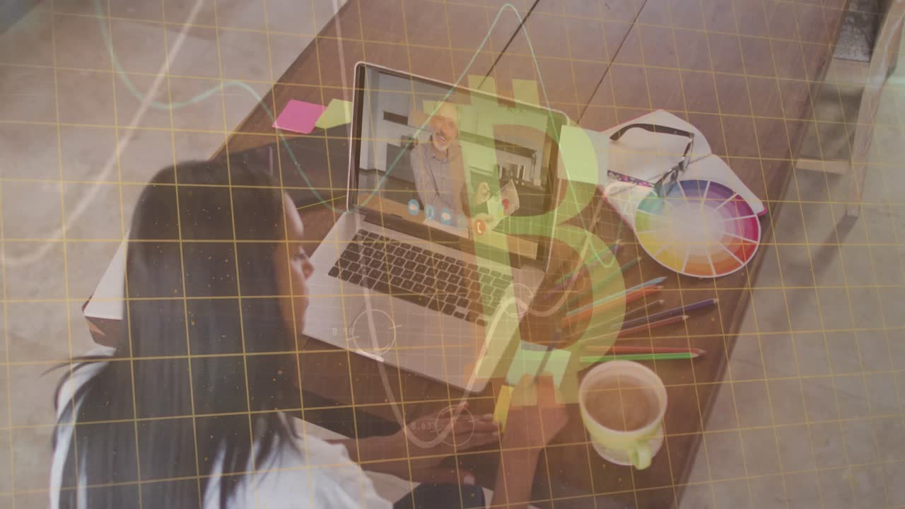 monitor de frecuencia cardíaca contra una mujer que tiene una videollamada con un colega masculino en una computadora portátil en la oficina