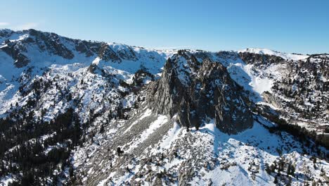drone volando cerca de montañas nevadas en mammoth lakes california
