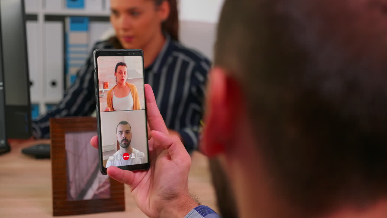 empresario hablando por videoconferencia con el gerente de la empresa