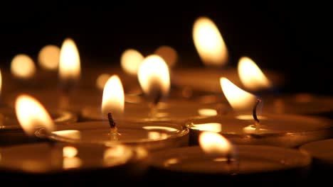 velas en la oscuridad