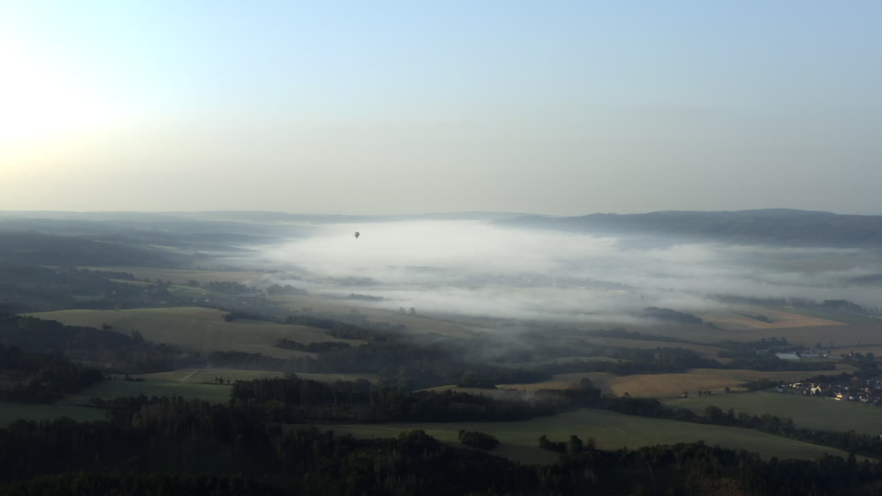 목가적인 체코 시골 위로 안개 구름의 탁 트인 전망