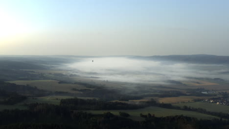 Vista-Panorámica-De-Una-Nube-De-Niebla-Sobre-Un-Idílico-Campo-Checo