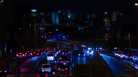un time-lapse nocturno del atasco de tráfico en miniatura en la calle de la ciudad en tokio