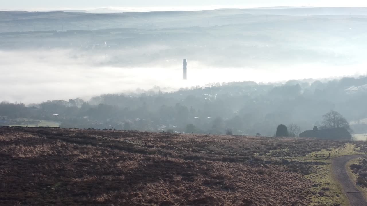 lancashire 산업 도시 시골 공중선 흐린 안개 낀 계곡 황무지 언덕 풍경 느린 역