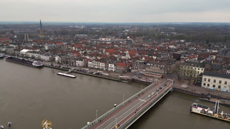 Luftaufnahme-Der-Skyline-Der-Stadt-Kampen-Vom-Fluss-Ijssel-Aus