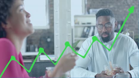animación de diagrama sobre diversas personas de negocios almorzando y hablando en la oficina