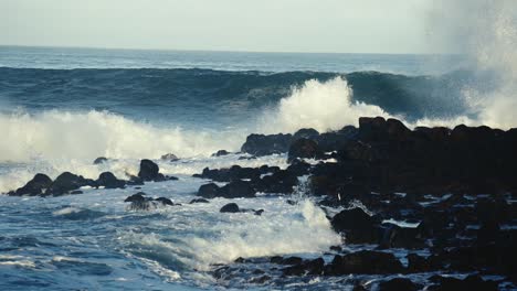 Hermosas-Olas-Del-Océano-En-Cámara-Lenta-Chocando-Y-Rompiendo-En-La-Orilla-Del-Mar-En-Hawaii