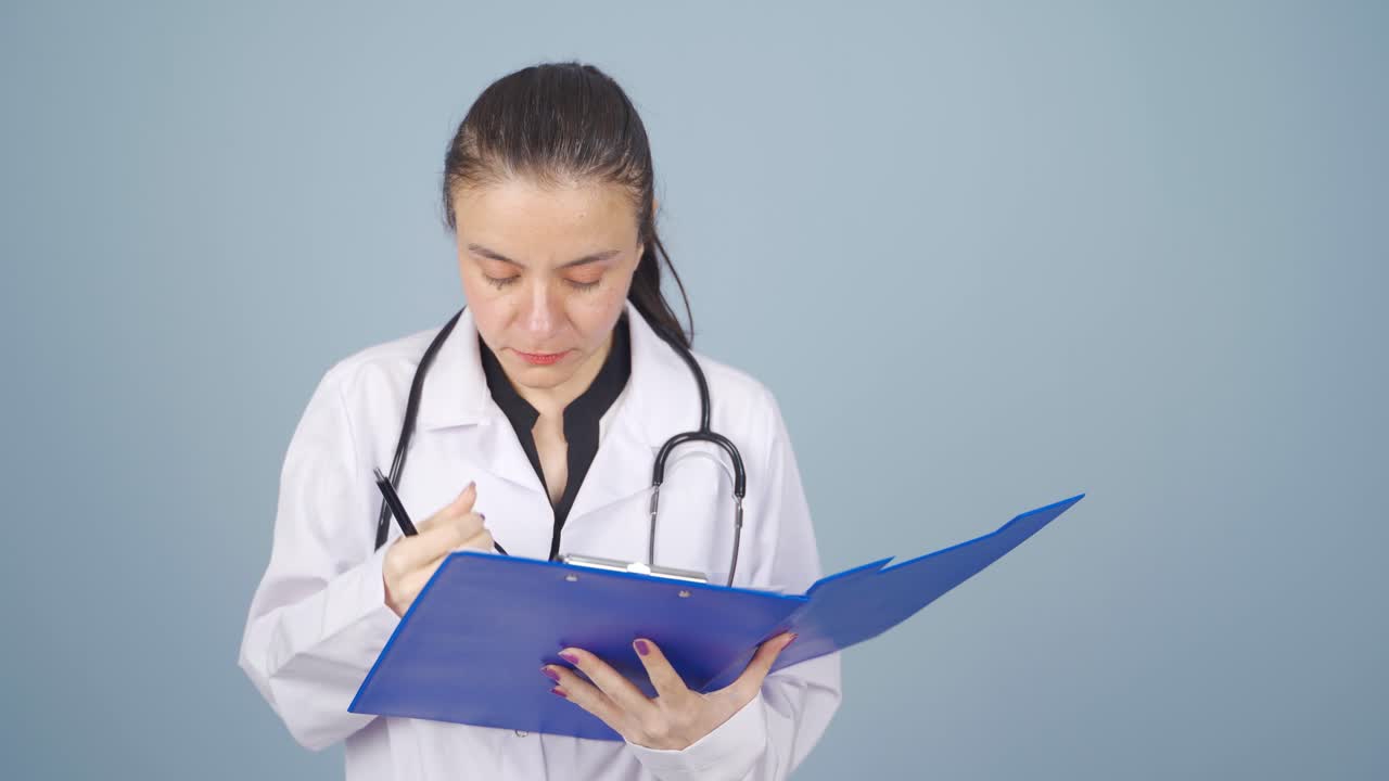 médico con fatiga laboral.