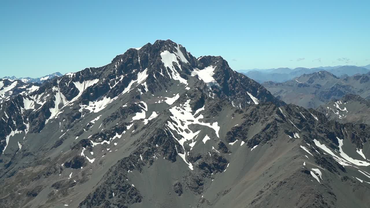 cámara lenta - parque nacional aoraki mount cook, nueva zelanda - vista de las montañas rocosas de los alpes del sur con picos nevados desde el avión de vuelo panorámico
