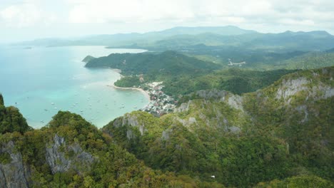 WS-Montañas-Costeras-Aéreas-Y-Ciudad-Distante,-El-Nido,-Palawan,-Filipinas