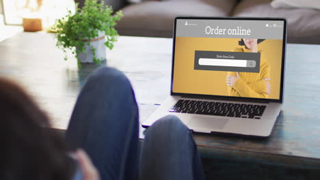 rodillas de una mujer en la mesa usando una computadora portátil, compras en línea de modas, cámara lenta