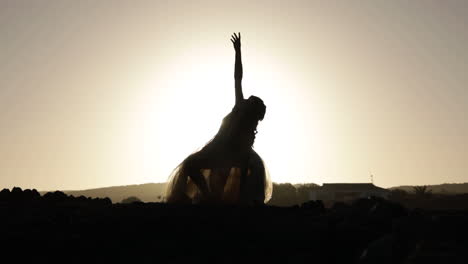 silueta de niña bailando al atardecer