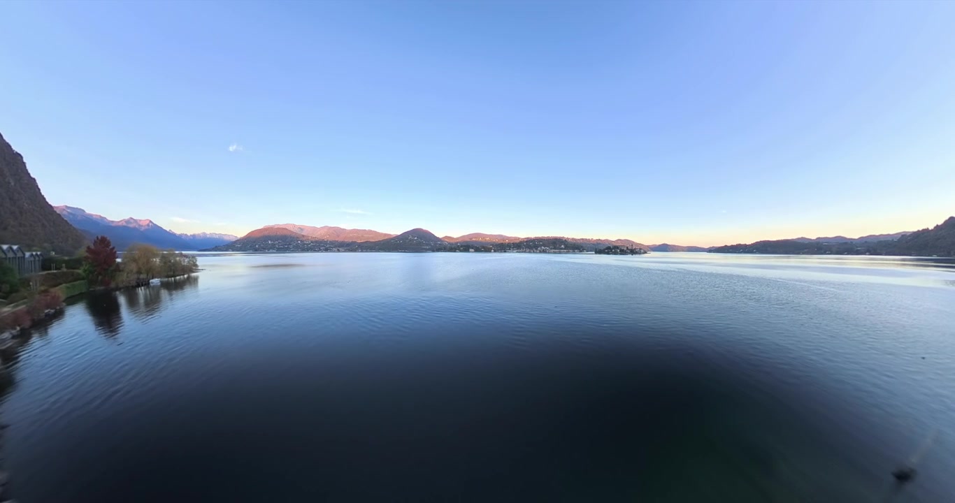 Promenade tepi laut dan dermaga perahu di Pella di sepanjang Danau Orta di Piedmont, Italia. Drone udara