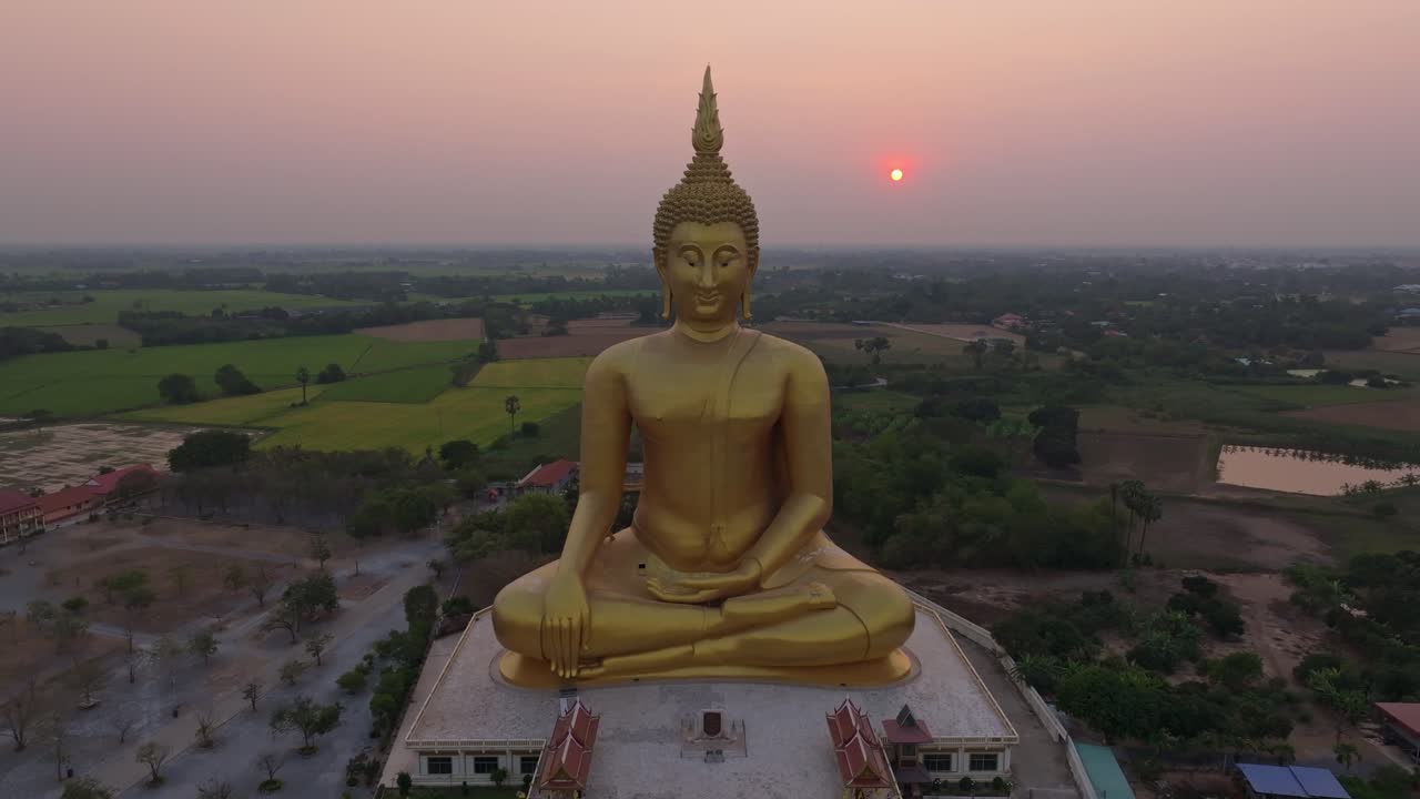 Enorme Buddha dorato che si erge imponente nella provincia di Ang Thong, Thailandia