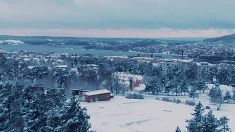 escena aérea en movimiento que revela la ciudad de östersund en suecia el día de invierno