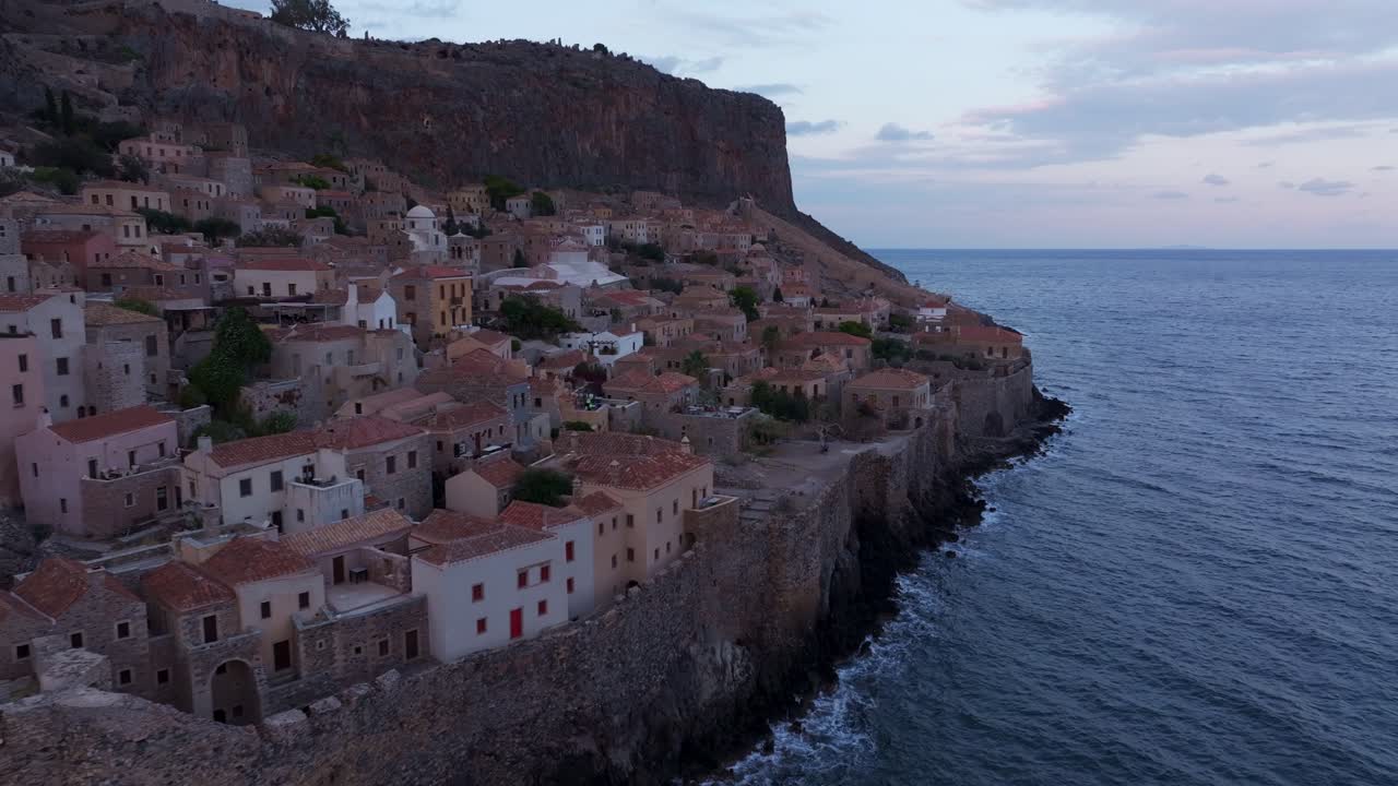 Colori del tramonto su Monemvasia, Mar Mediterraneo