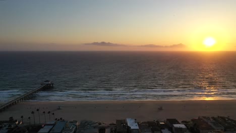 Puesta-De-Sol-Escénica-En-La-Playa-De-Manhattan,-California---Toma-Aérea-De-Drones