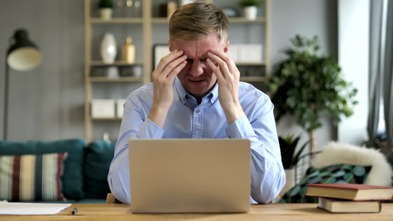 dolor de cabeza, hombre de negocios en tensión trabajando en la oficina, dolor