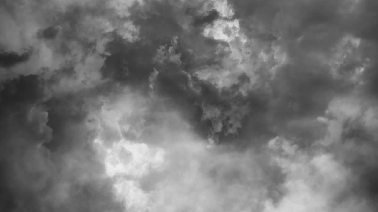 tormenta y relámpagos en el cielo oscuro 4k