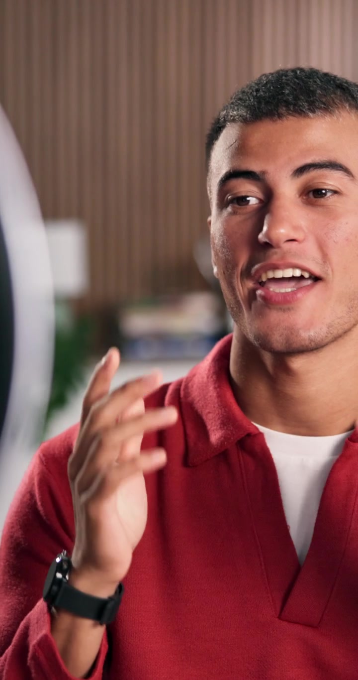 Giovane uomo che registra contenuti video per i social media
