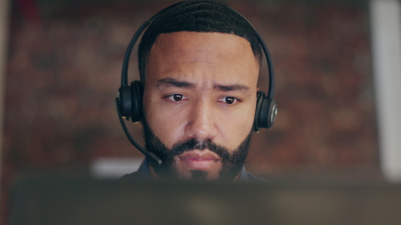 생각하는 얼굴, 혼란스러운 또는 검은 사람이 전화