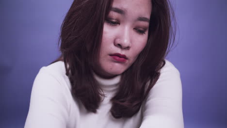 보라색 배경-1에 혼자 슬픈 우울증 감정의 문제와 여자 초상화