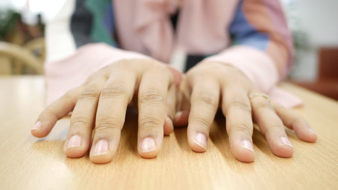 思慮深い若い女性