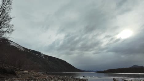 Ein-Zeitraffervideo,-Das-Einen-Bewölkten-Tag-Am-Fluss-Zeigt