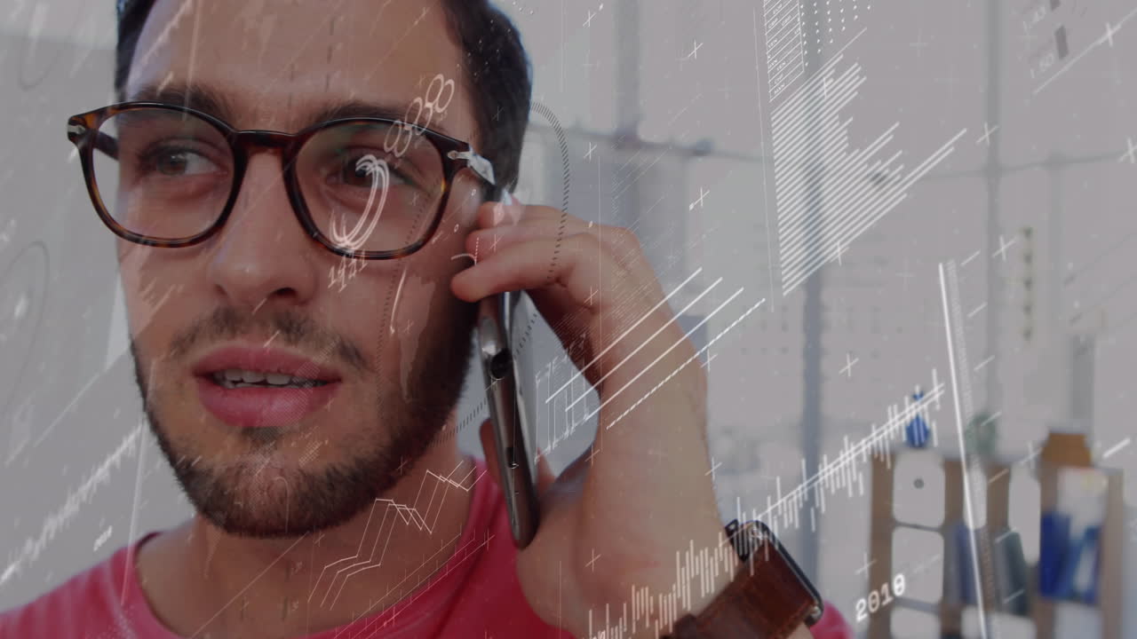 animación de círculos de carga, gráficos y números cambiantes sobre un hombre caucásico hablando por teléfono celular
