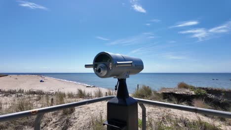 Aussichtspunkt-Mit-Fernglas-Am-Strand-In-Hel-City