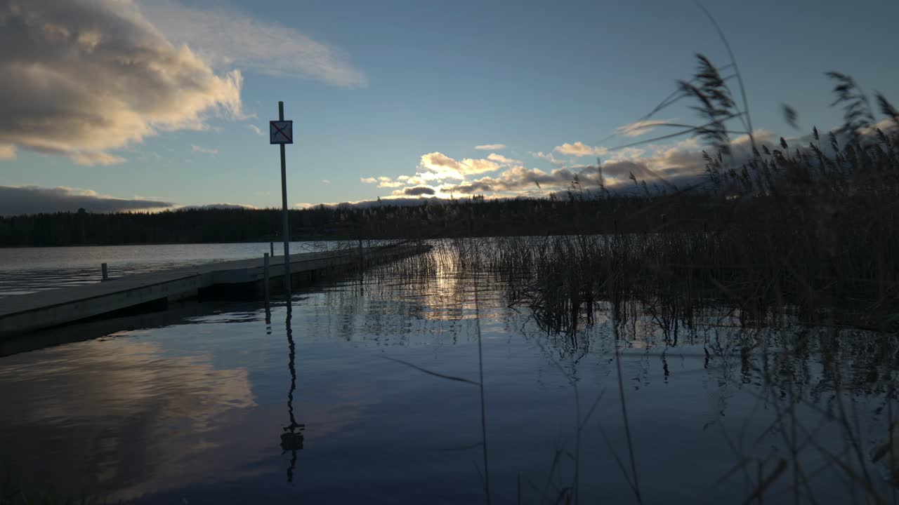 красивое пустое место для купания с причалом, отражение в воде, красота в природе, скандинавия