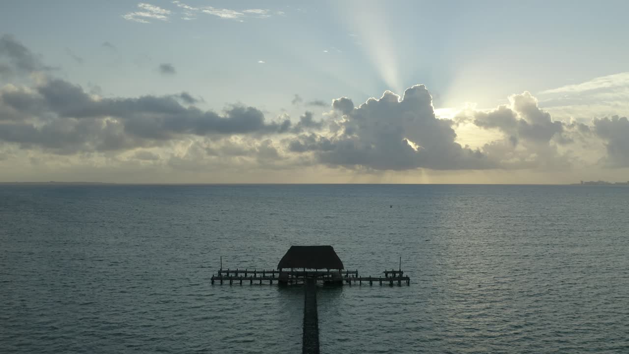 바다의 수영 부두로 이어지는 나무 계단의 전망을 아래로 기울입니다.